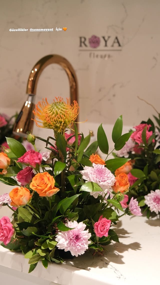 Nişan için masa üstü floral kompozisyon